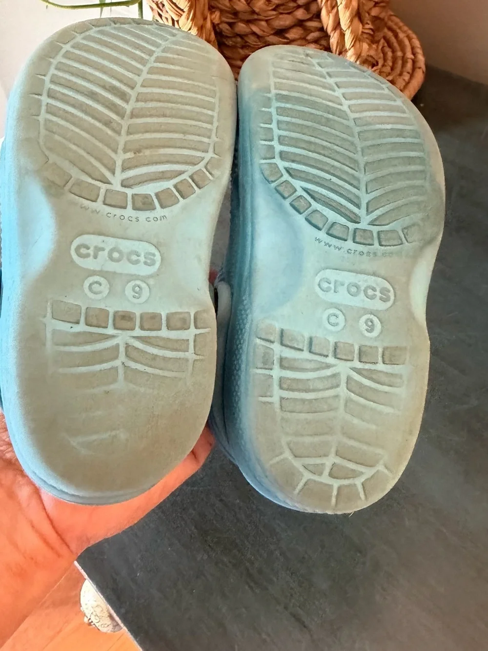 Crocs kids c9 Blue with strap.